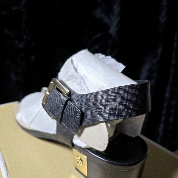 Michael Kors London Thong Leather Sandals | Black & Gold | Size 9 - Picture 2 of 6